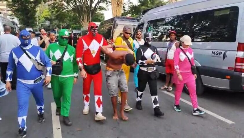 Power Rangers prendem homem com 7 celulares em bloco no Carnaval de SP