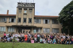Semana começa e greve continua em frente a prefeitura de Limeira 