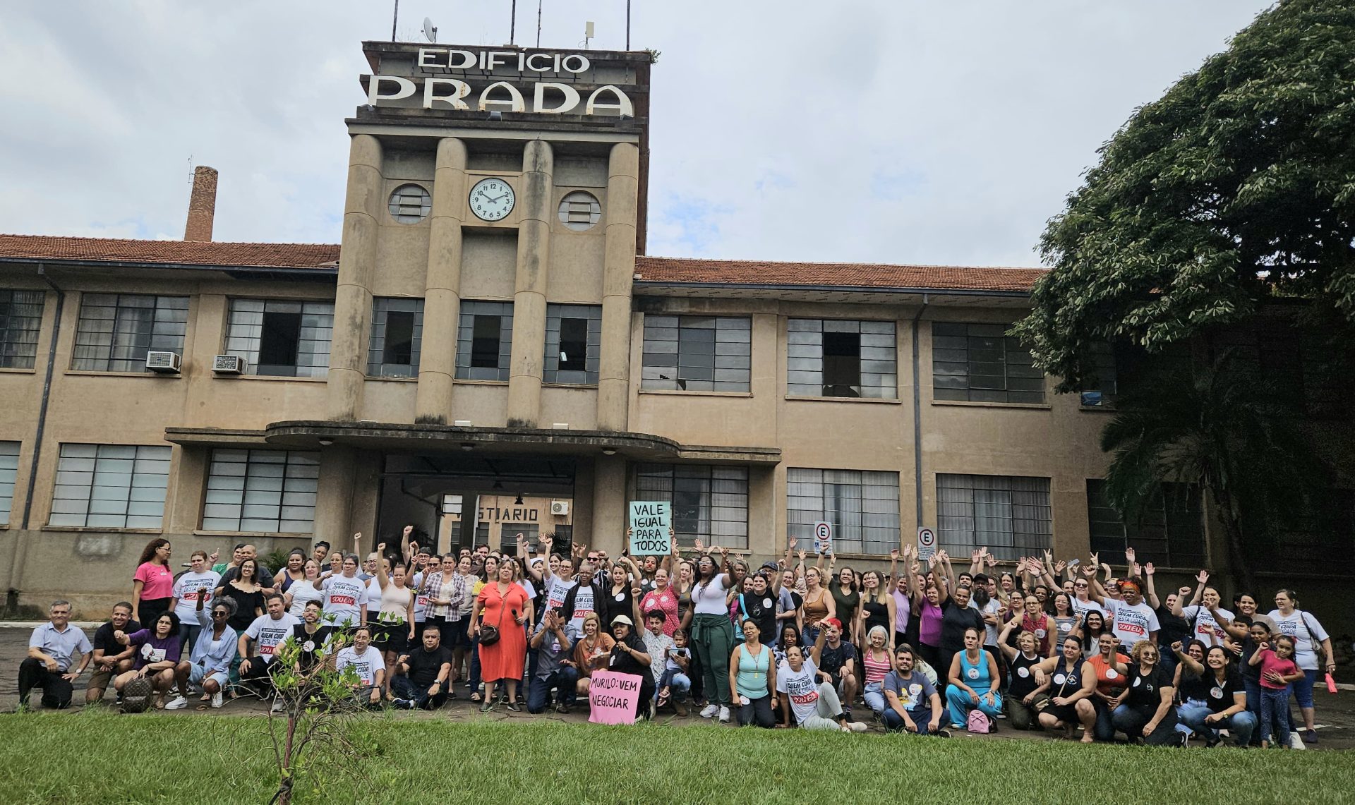 Semana começa e greve continua em frente a prefeitura de Limeira