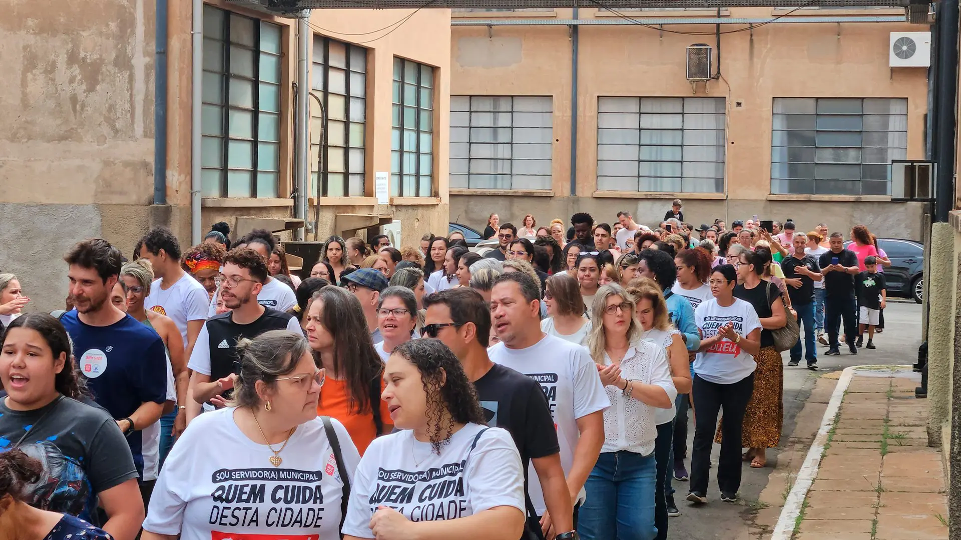 Servidores em greve promovem manifestação na Câmara Municipal nesta segunda