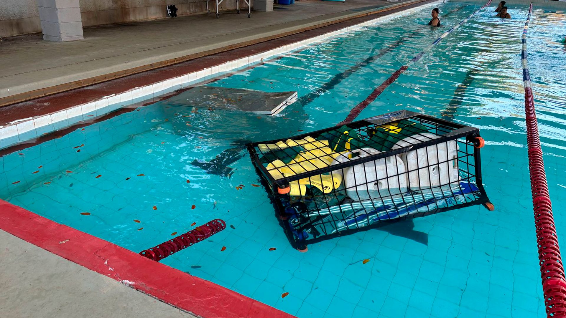 Vândalos arremessam armários e cadeiras na piscina Alberto Savoi, em Limeira