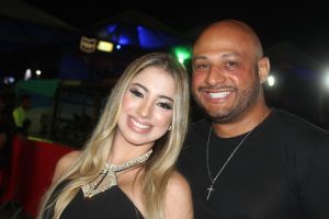 Casal no Limeira Rodeo Music 2025 assistindo ao show do Thiaguinho