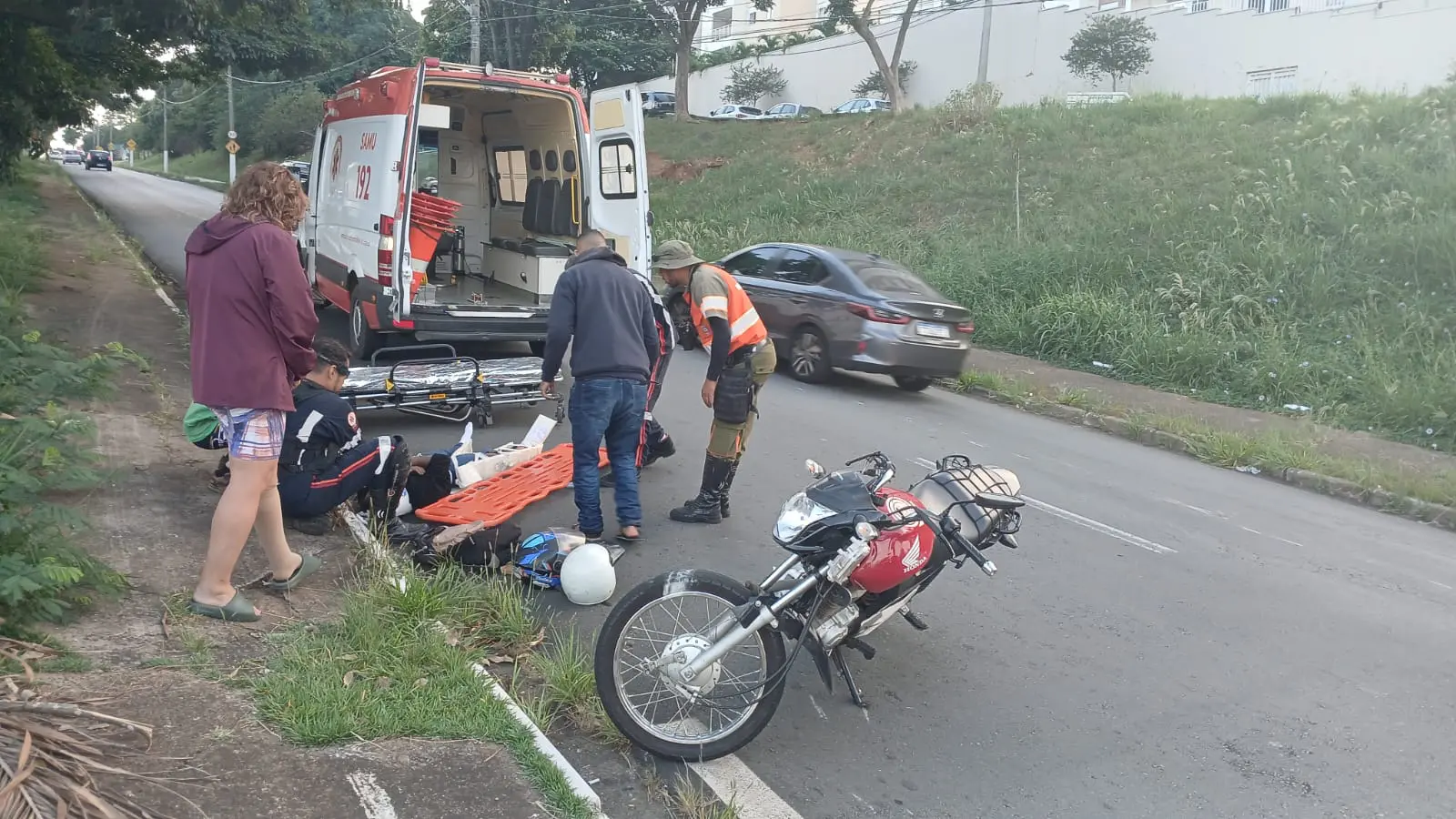 Acidente entre carro e moto é registrado na Av. Lauro Corrêa, em Limeira