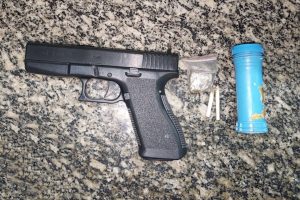 Adolescente é pego com réplica de arma e droga em frente a escola de Limeira