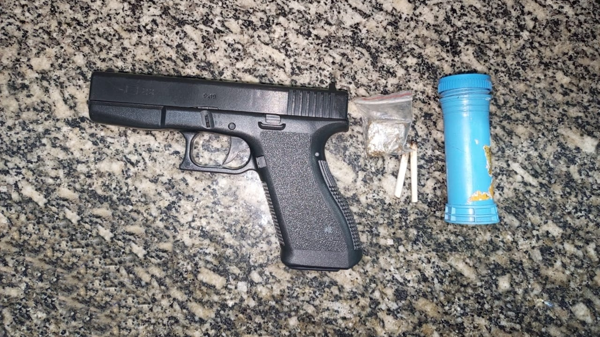 Adolescente é pego com réplica de arma e droga em frente a escola de Limeira