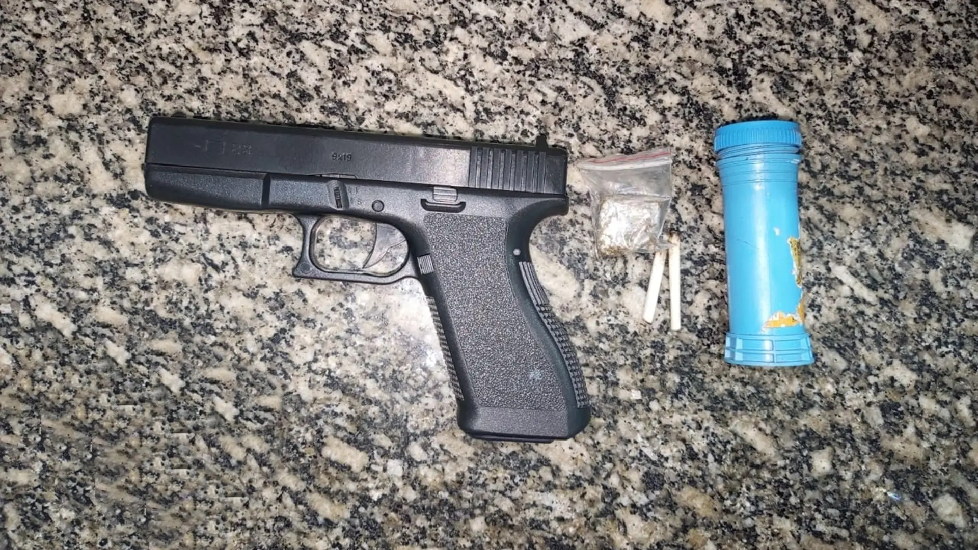 Adolescente é pego com réplica de arma e droga em frente a escola de Limeira