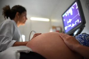 Apesar de evitáveis, mortes maternas por hipertensão persistem no país
