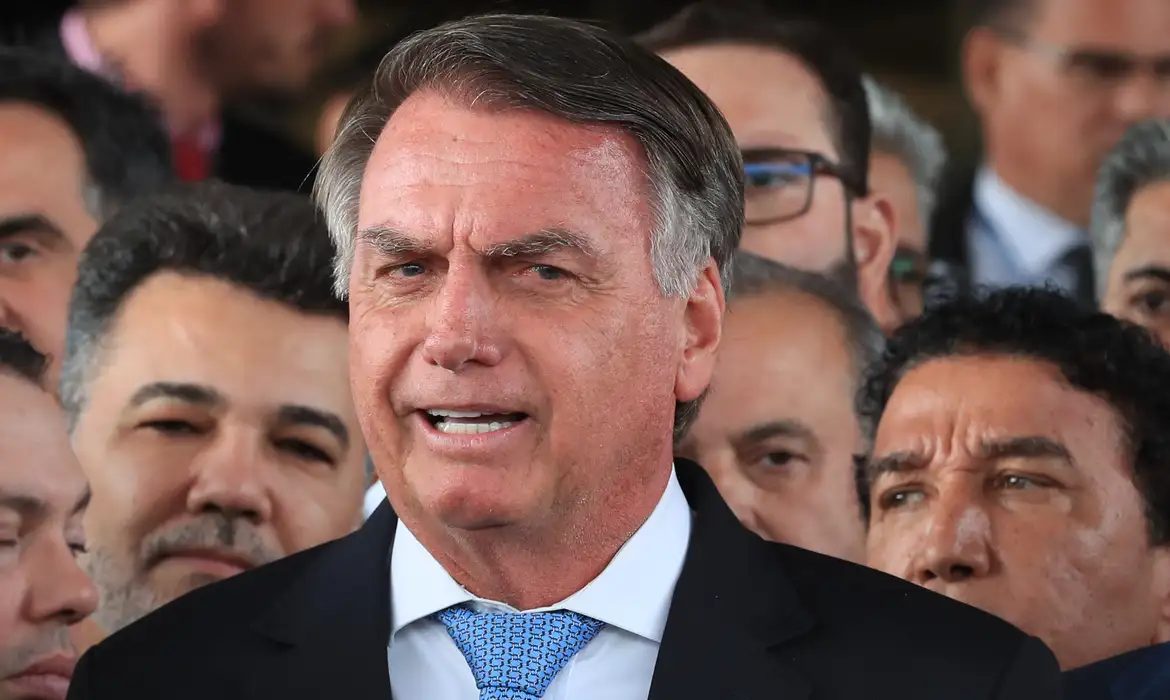 Após atendimento em Natal, Bolsonaro é transferido para Brasília