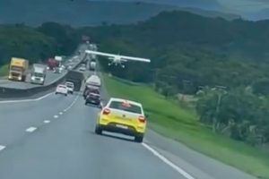 Avião monomotor faz pouso forçado em meio a carros