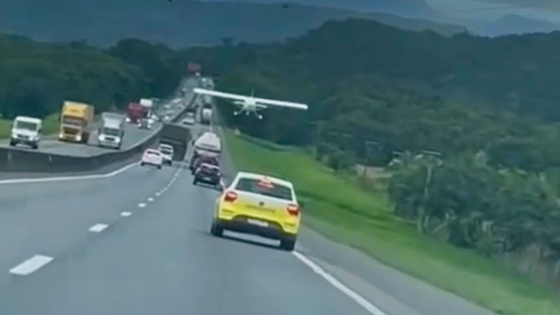 Avião monomotor faz pouso forçado em meio a carros