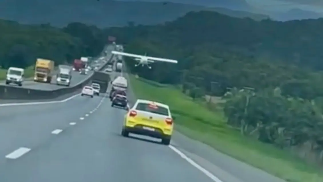 Avião monomotor faz pouso forçado em meio a carros