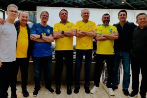 Bolsonaro nega tentativa de golpe e diz esperar por ajuda externa