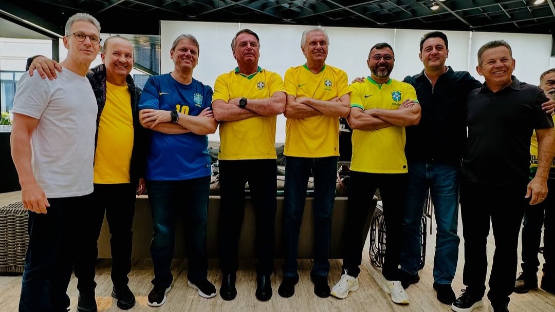 Bolsonaro nega tentativa de golpe e diz esperar por ajuda externa