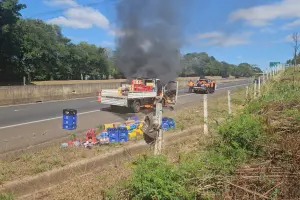 Caminhão de bebidas pega fogo na rodovia Limeira-Piracicaba