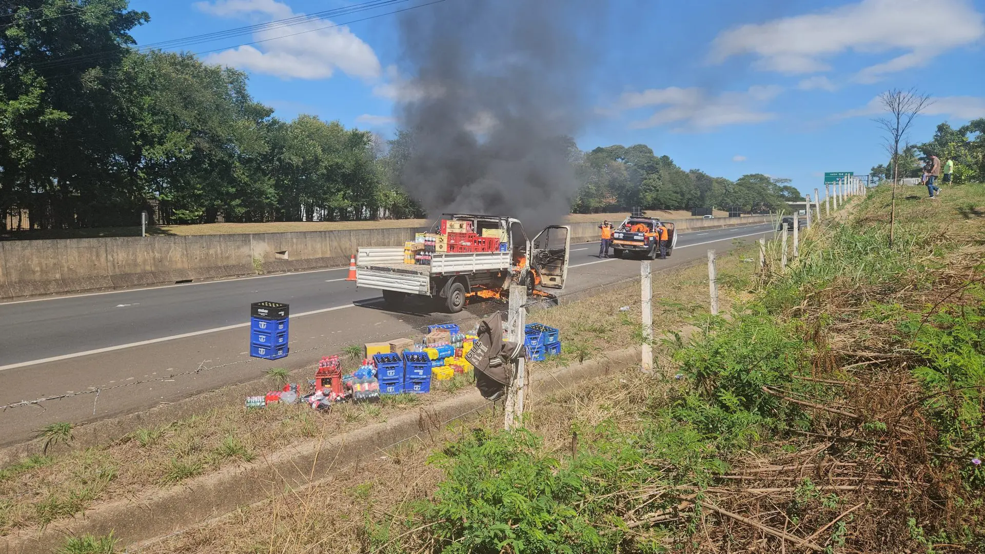 Caminhão de bebidas pega fogo na rodovia Limeira-Piracicaba