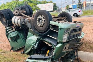 Caminhão tomba na Anhanguera e mata motorista, em Limeira 