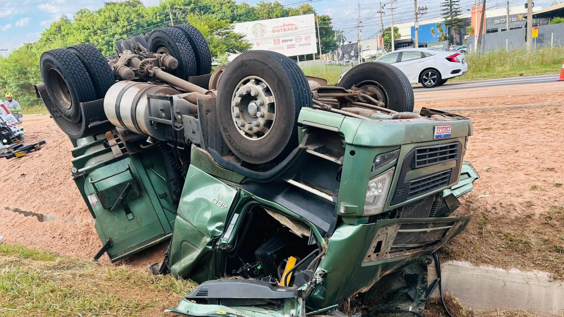 Caminhão tomba na Anhanguera e mata motorista, em Limeira