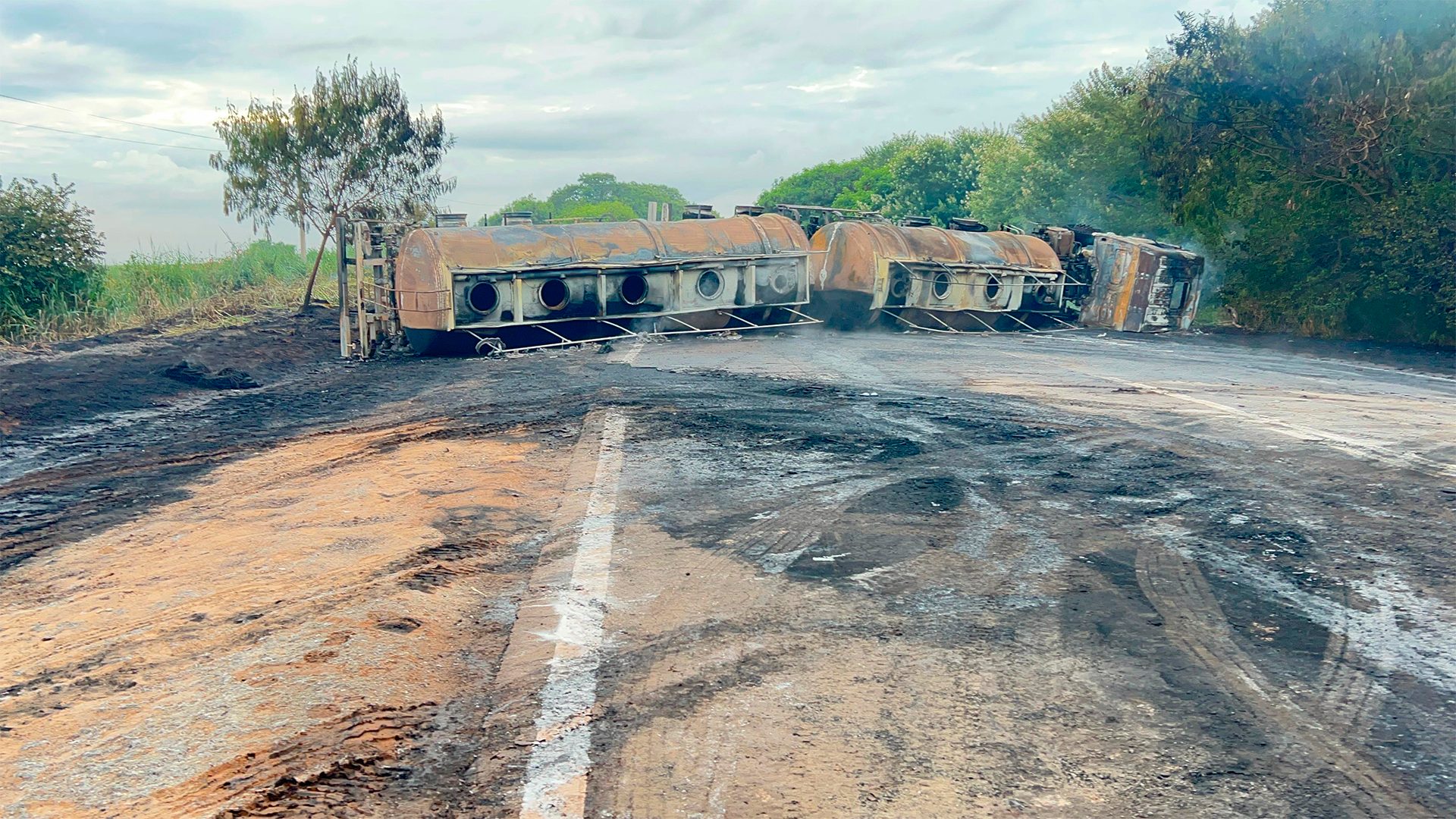 Caminhoneiro fica preso às ferragens e morre carbonizado em acidente na Limeira-Cosmópolis