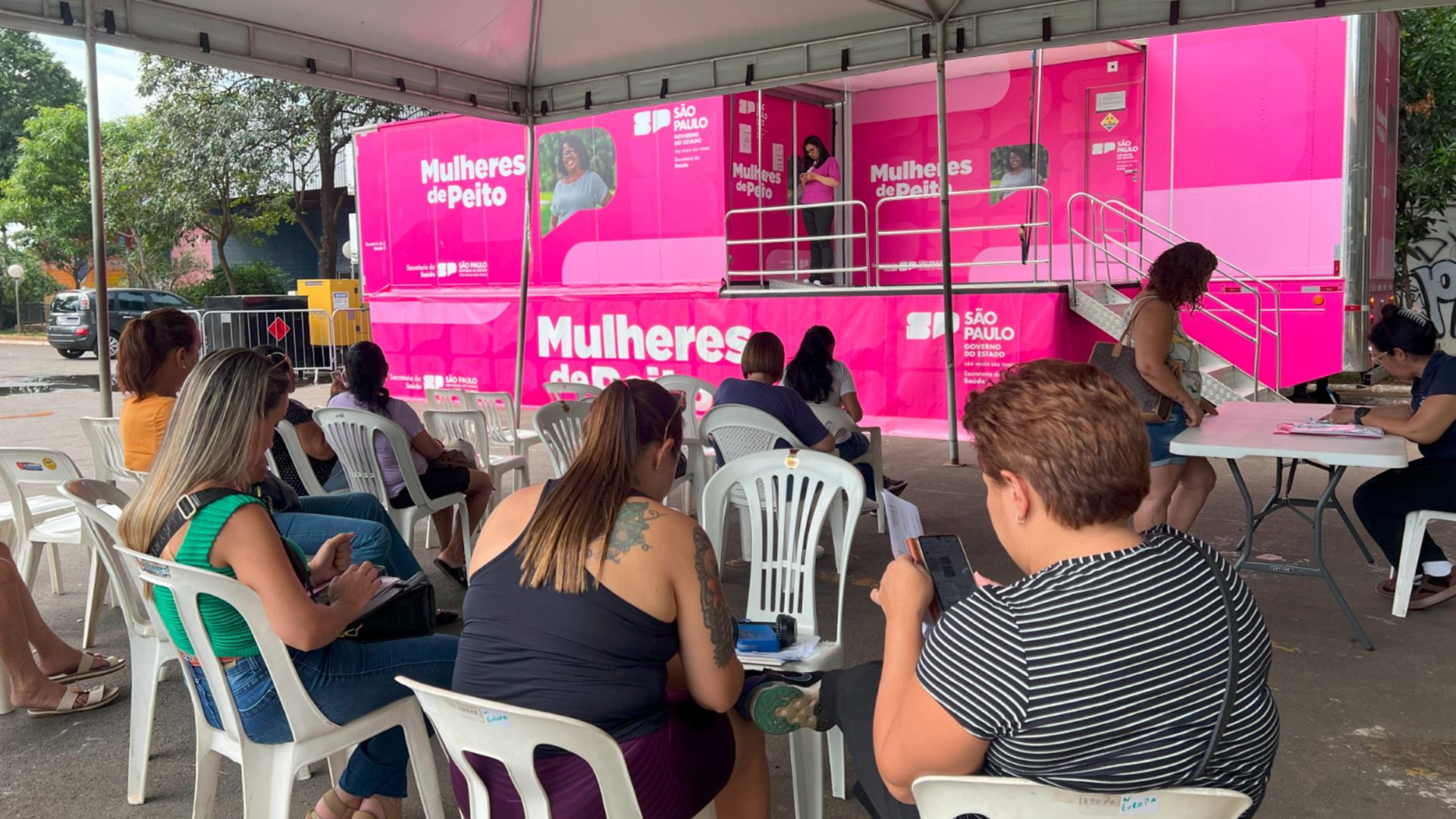 Carreta do programa Mulheres de Peito fica até sábado em Limeira