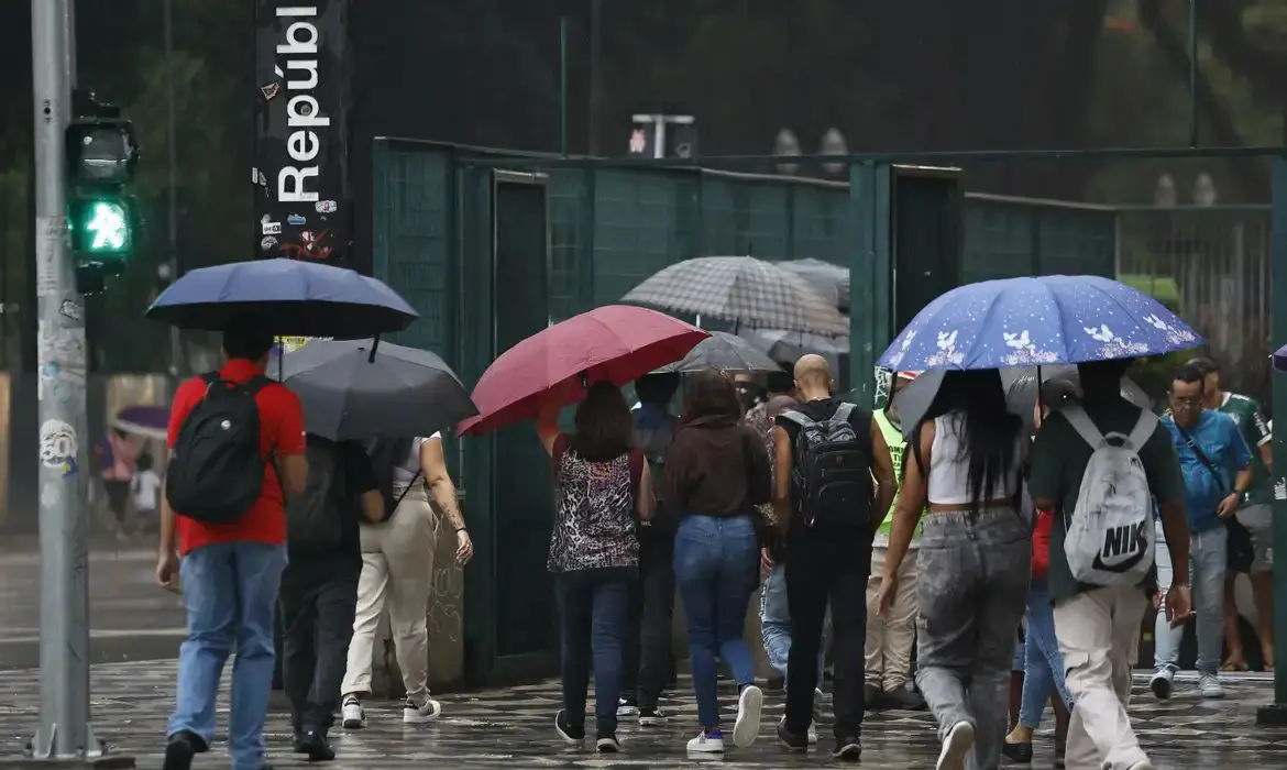 Chuva de sábado em cidades paulistas supera o previsto para todo o mês