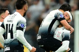 Corinthians ganha do Racing-URU e segue vivo na busca por vaga