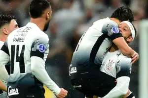 Corinthians ganha do Racing-URU e segue vivo na busca por vaga