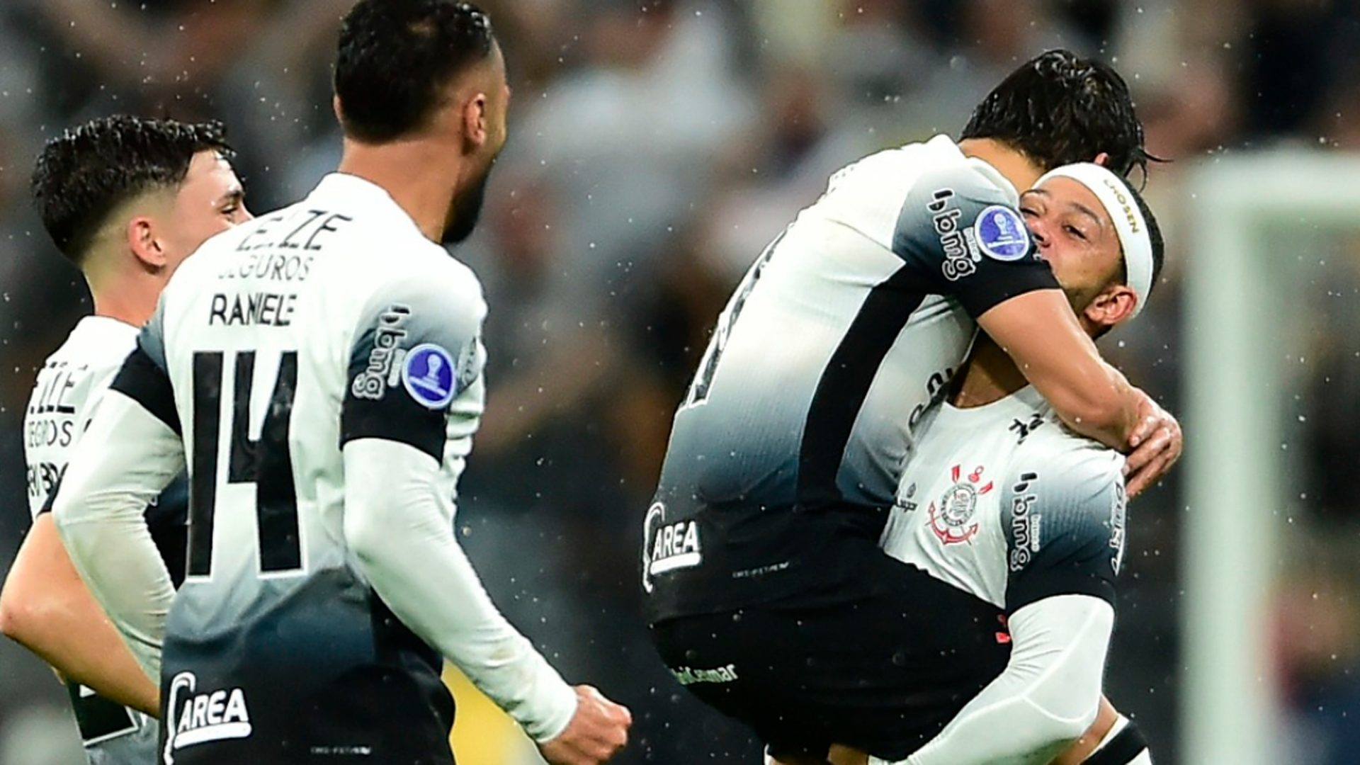 Corinthians ganha do Racing-URU e segue vivo na busca por vaga