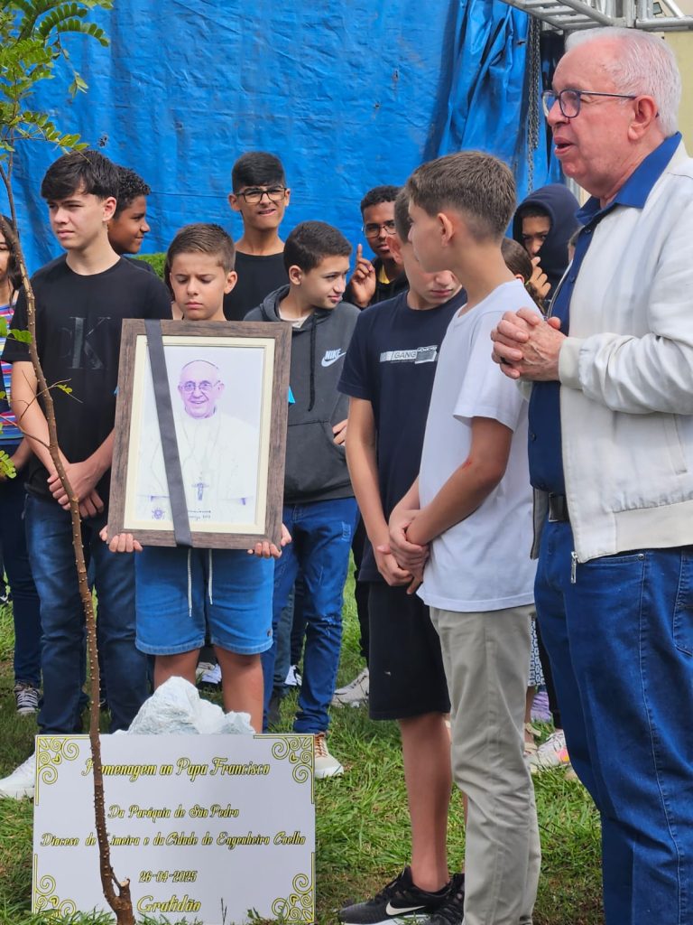 Criancas-plantam-pau-brasil-em-homenagem-ao-Papa-Francisco