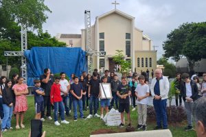 Crianças plantam pau-brasil em homenagem ao Papa Francisco, em Engenheiro Coelho
