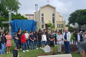 Crianças plantam pau-brasil em homenagem ao Papa Francisco, em Engenheiro Coelho