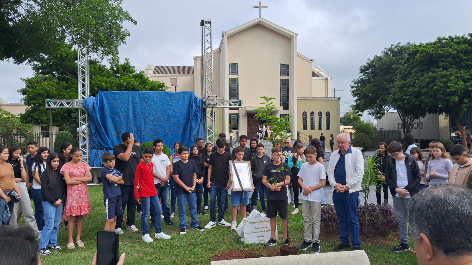 Crianças plantam pau-brasil em homenagem ao Papa Francisco, em Engenheiro Coelho