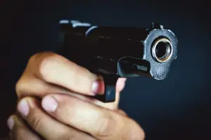 Criminosos assaltam madeireira e atiram em caseiro em Limeira