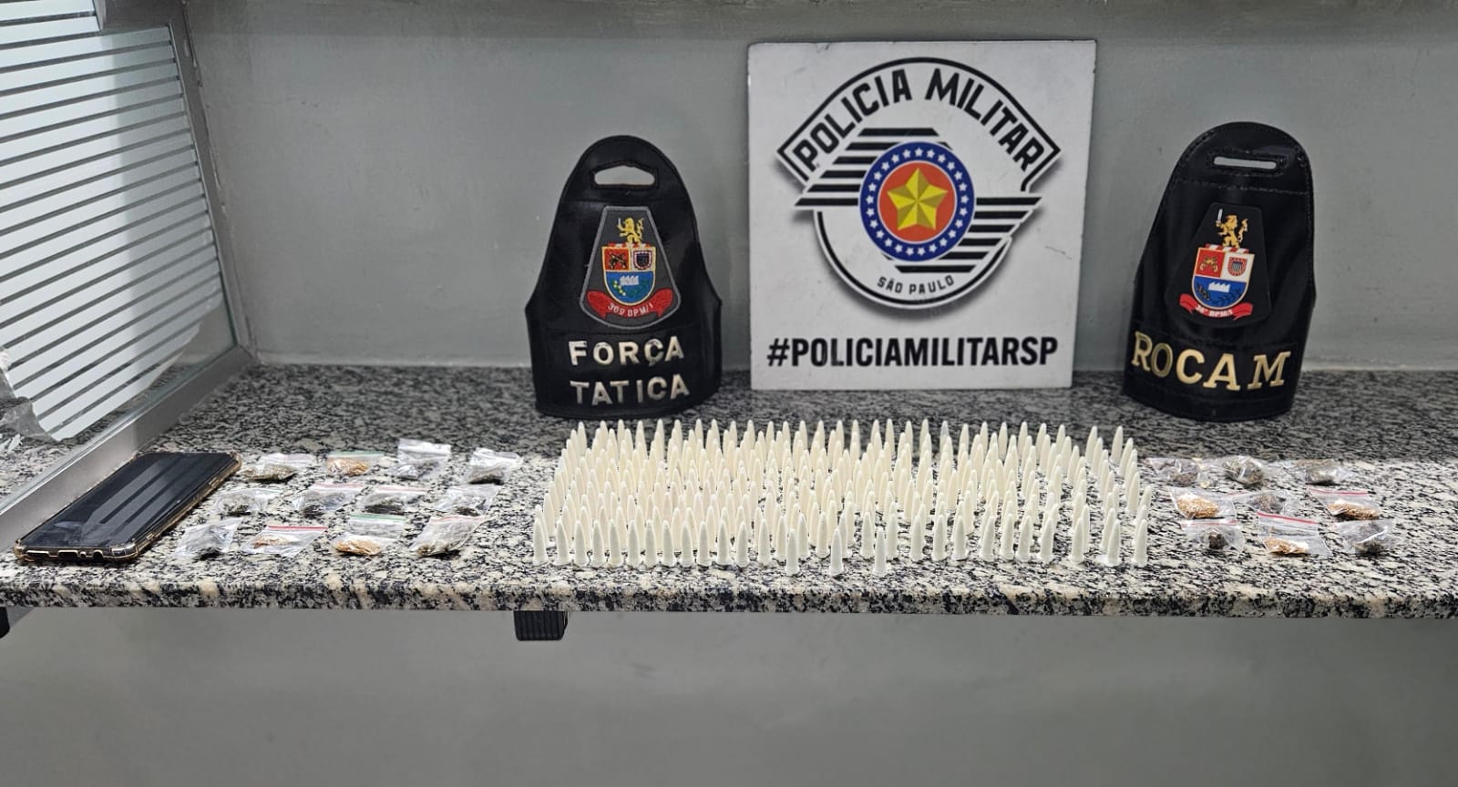 Dois jovens são presos por tráfico de drogas após perseguição policial em Limeira