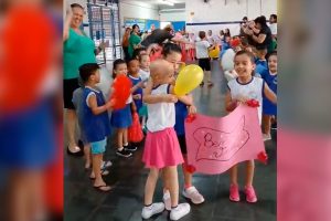 Elisa é recebida com festa em retorno à escola após cura do câncer