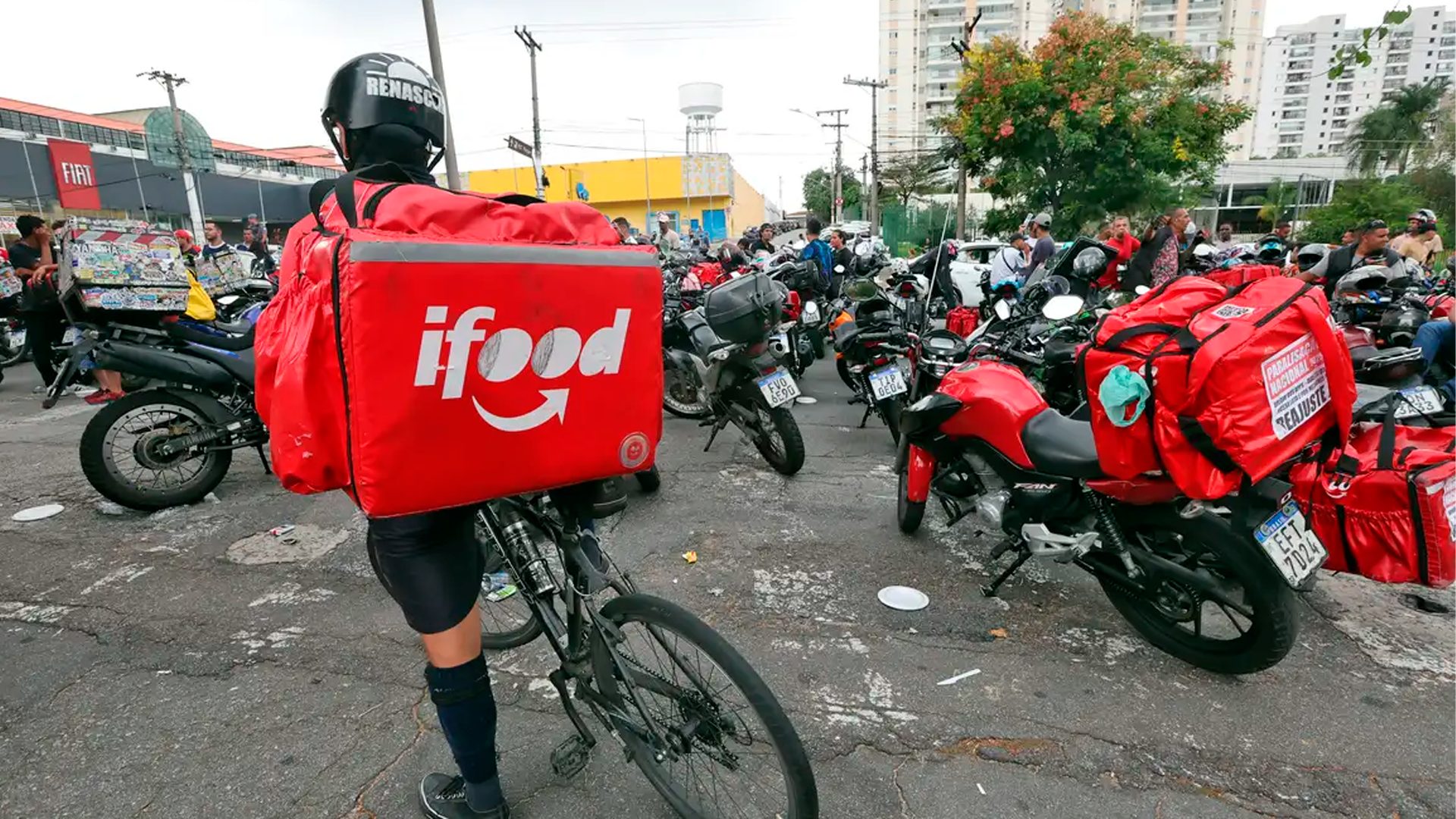 Entregadores mantêm paralisação por melhores condições de trabalho
