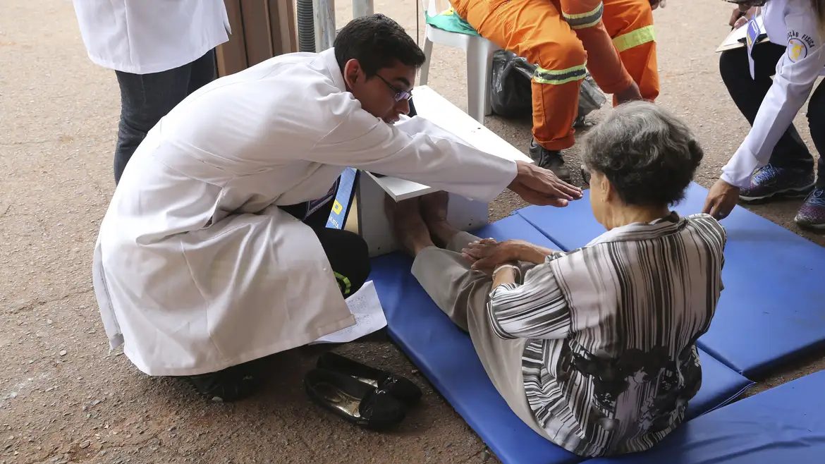Exercícios podem prevenir quedas de idosos e melhorar recuperação