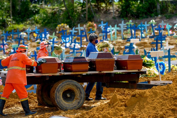 Funcionarios-do-Cemiterio-Taruma-na-cidade-de-Manaus-sepultam-vitimas-do-covid-19