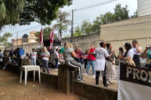 Grevistas se reúnem em frente ao Paço Municipal e esperam reunião com prefeito 