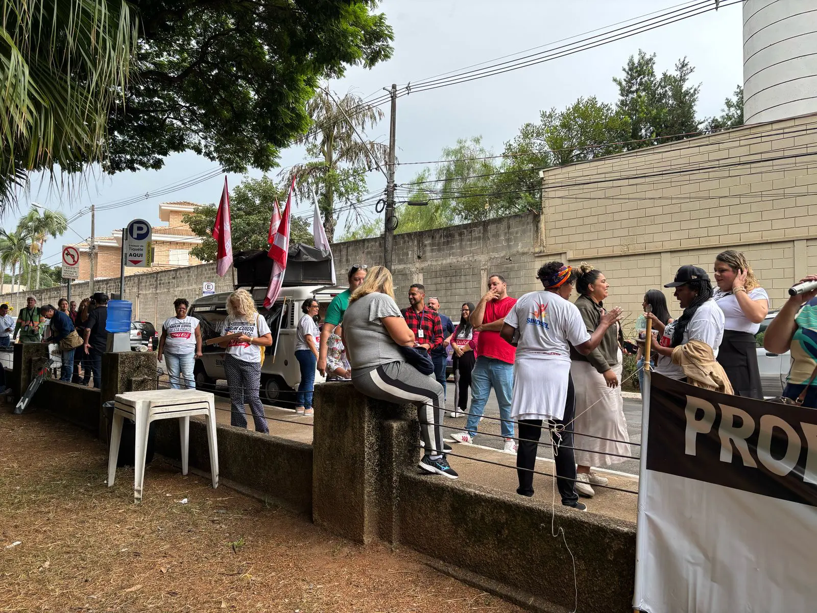 Grevistas se reúnem em frente ao Paço Municipal e esperam reunião com prefeito 