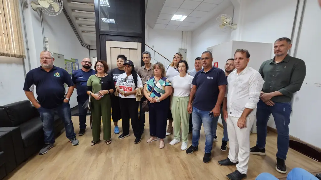 Grevistas-se-reunem-em-frente-ao-Paco-Municipal-e-esperam-reuniao-com-prefeito-2
