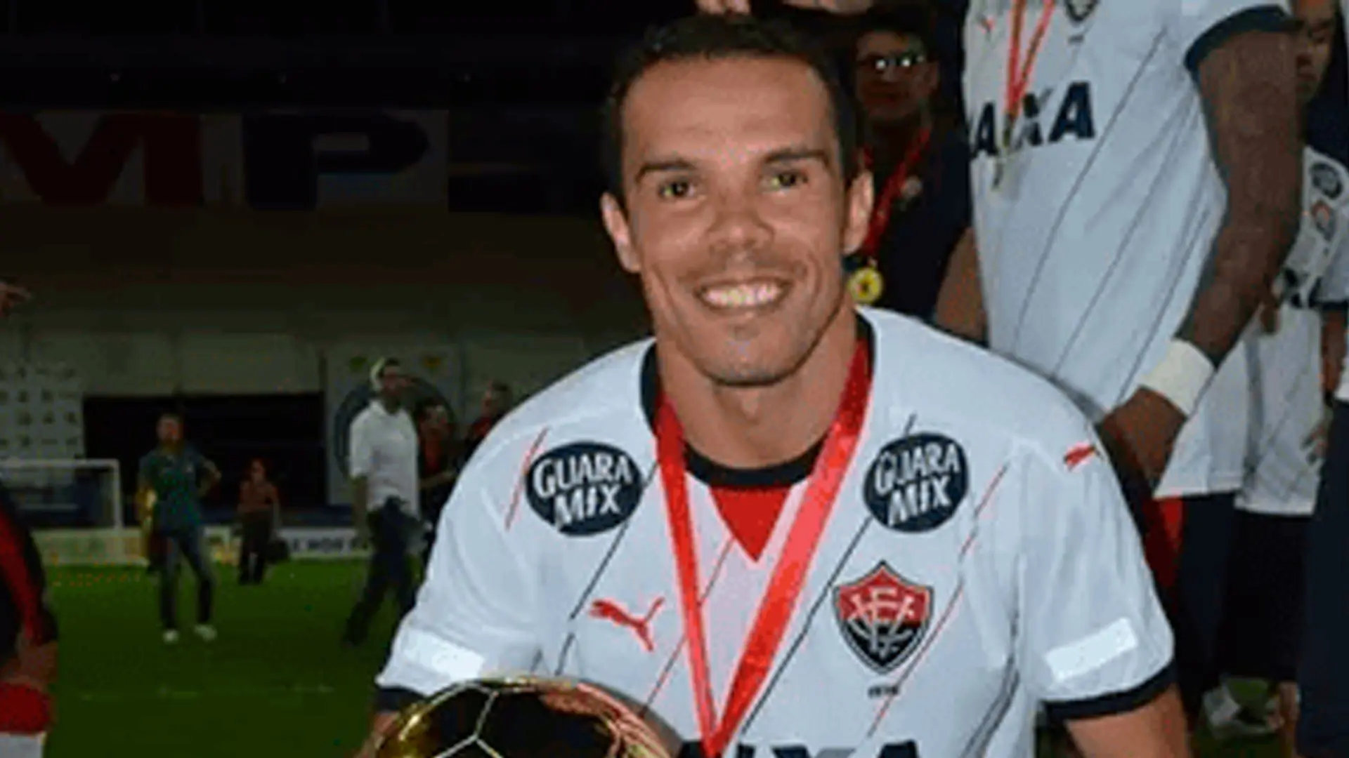 Ídolo do Vitória, Leandro Domingues morre aos 41 anos