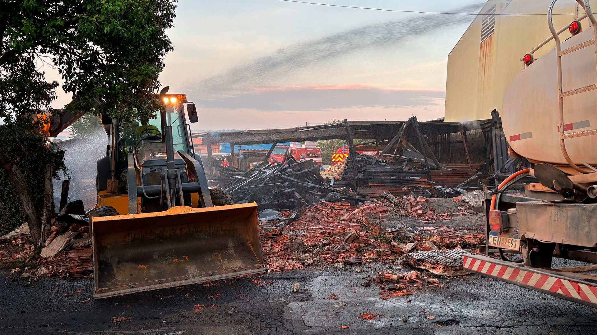 Incêndio atinge madeireira no Jd. Novo Horizonte, em Limeira