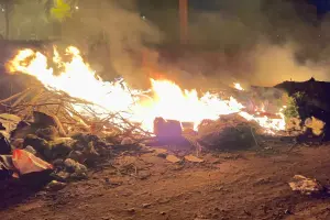 Incêndio de grandes proporções atinge área de descarte de lixo no Royal Palm, em Limeira