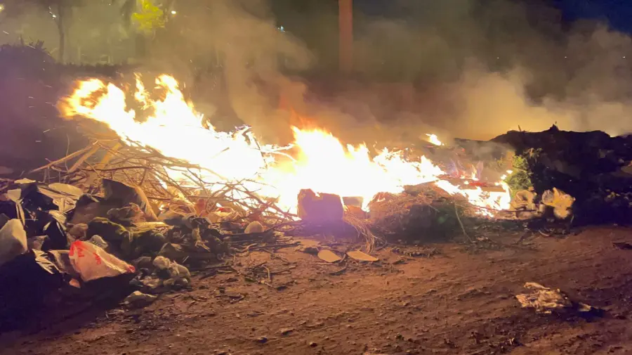 Incêndio de grandes proporções atinge área de descarte de lixo no Royal Palm, em Limeira
