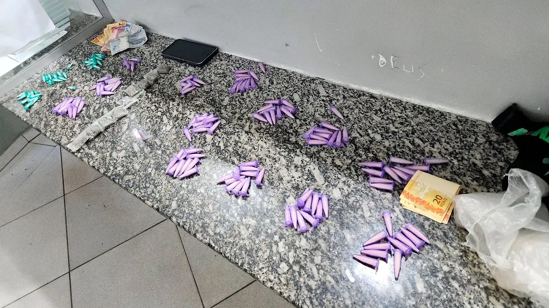 Irmãos são presos por tráfico de drogas em Limeira