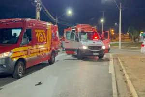 Jovem fica gravemente ferido após colidir moto em poste