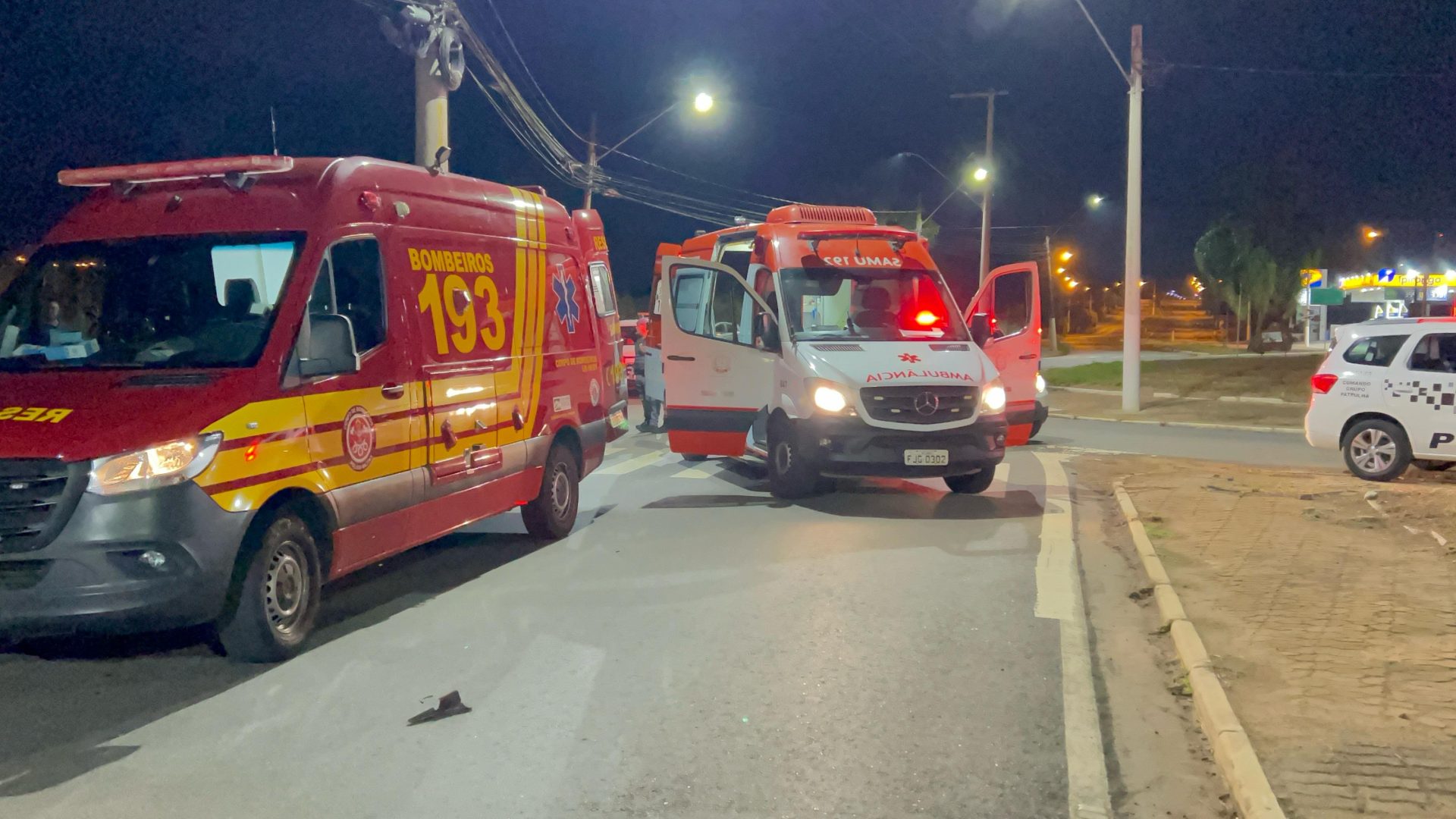 Jovem fica gravemente ferido após colidir moto em poste
