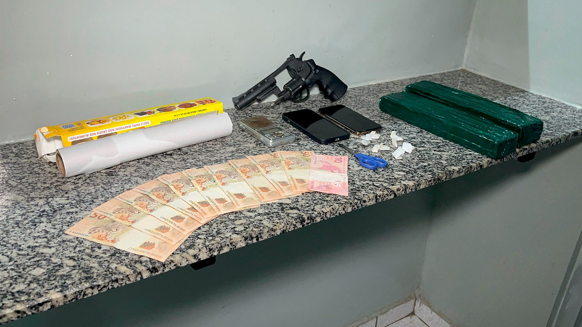Jovem que vendia drogas pelo WhatsApp é preso no Jd. Orestes Veroni, em Limeira