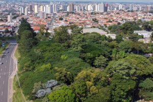 Imagem aérea do Parque Cidade de Limeira e do início da rodovia SP 147 - Limeira/Piracicaba