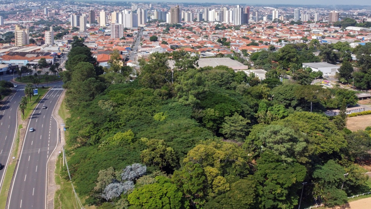 Imagem aérea do Parque Cidade de Limeira e do início da rodovia SP 147 - Limeira/Piracicaba